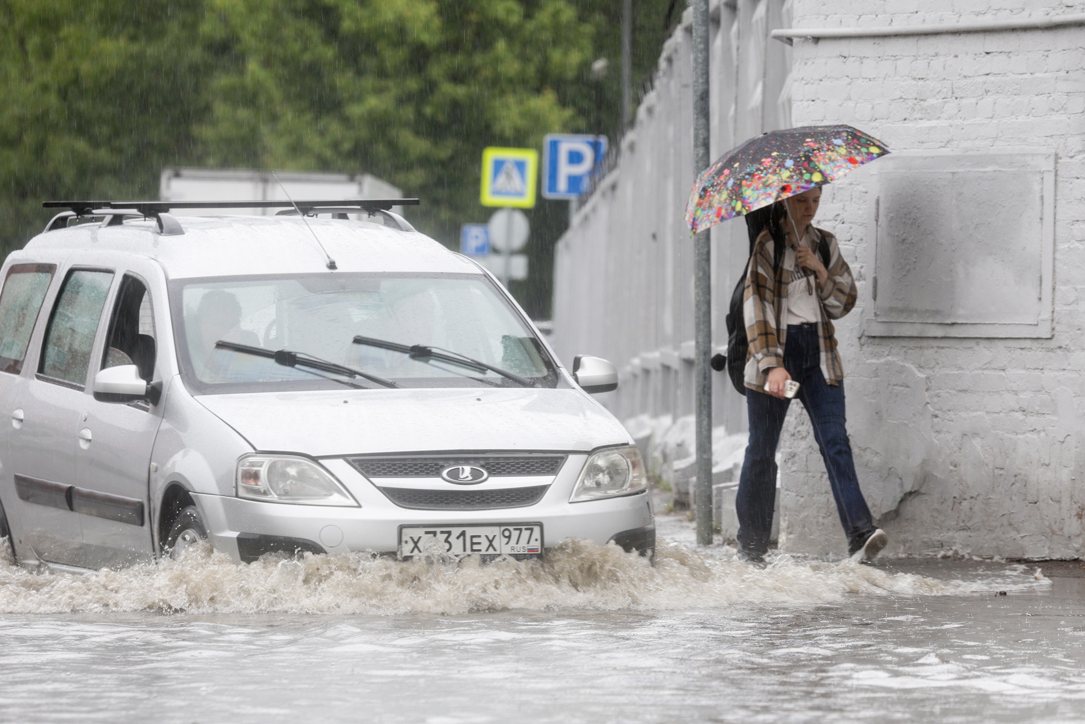 Так москвичи шли на работу. Кое-где, впрочем, пройти можно было только в резиновых сапогах.