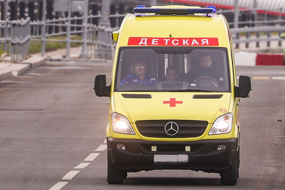 В Ленобласти младенец выпал из коляски на рельсы, за его жизнь борются врачи