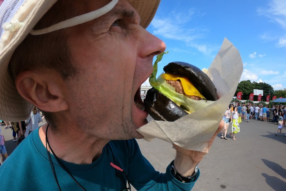 Более трети опрошенных россиян сообщили, что тратят на фастфуд одну-две тысячи рублей в месяц.