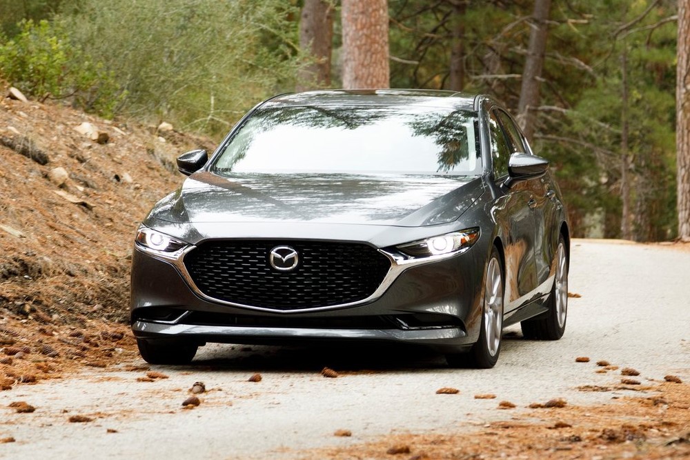В России начали продавать Mazda3 2025: всего 2,1 млн рублей под заказ, в наличии — за 3,3 млн рублей