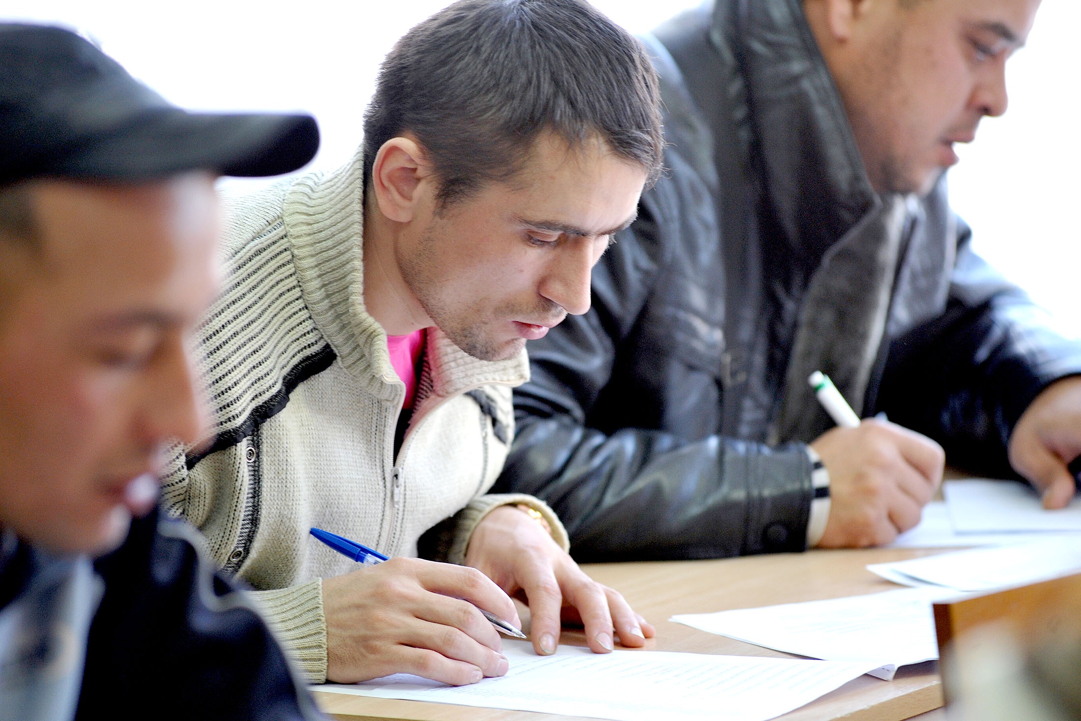 Мигрантов-продавцов, медиков и водителей не освободят от экзамена по русскому