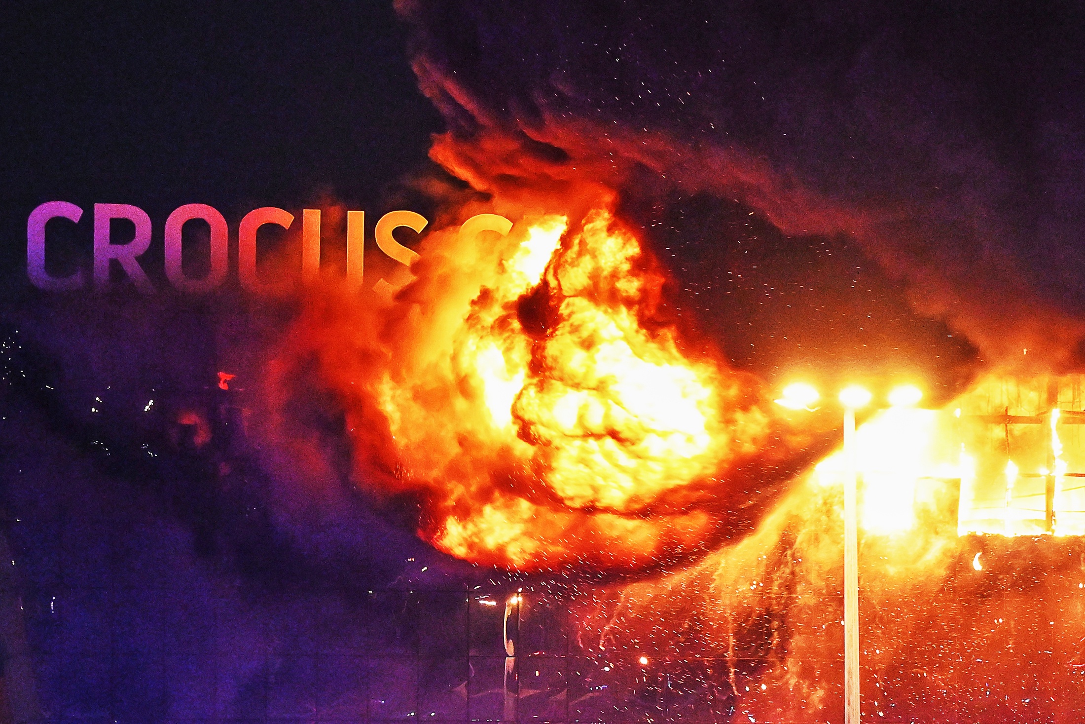 Террористы хотели, чтобы те, кого они не успели застрелить, заживо сгорели в концертном зале. Поэтому, уходя, они подожгли его. К счастью, большинству зрителей удалось вовремя спастись.