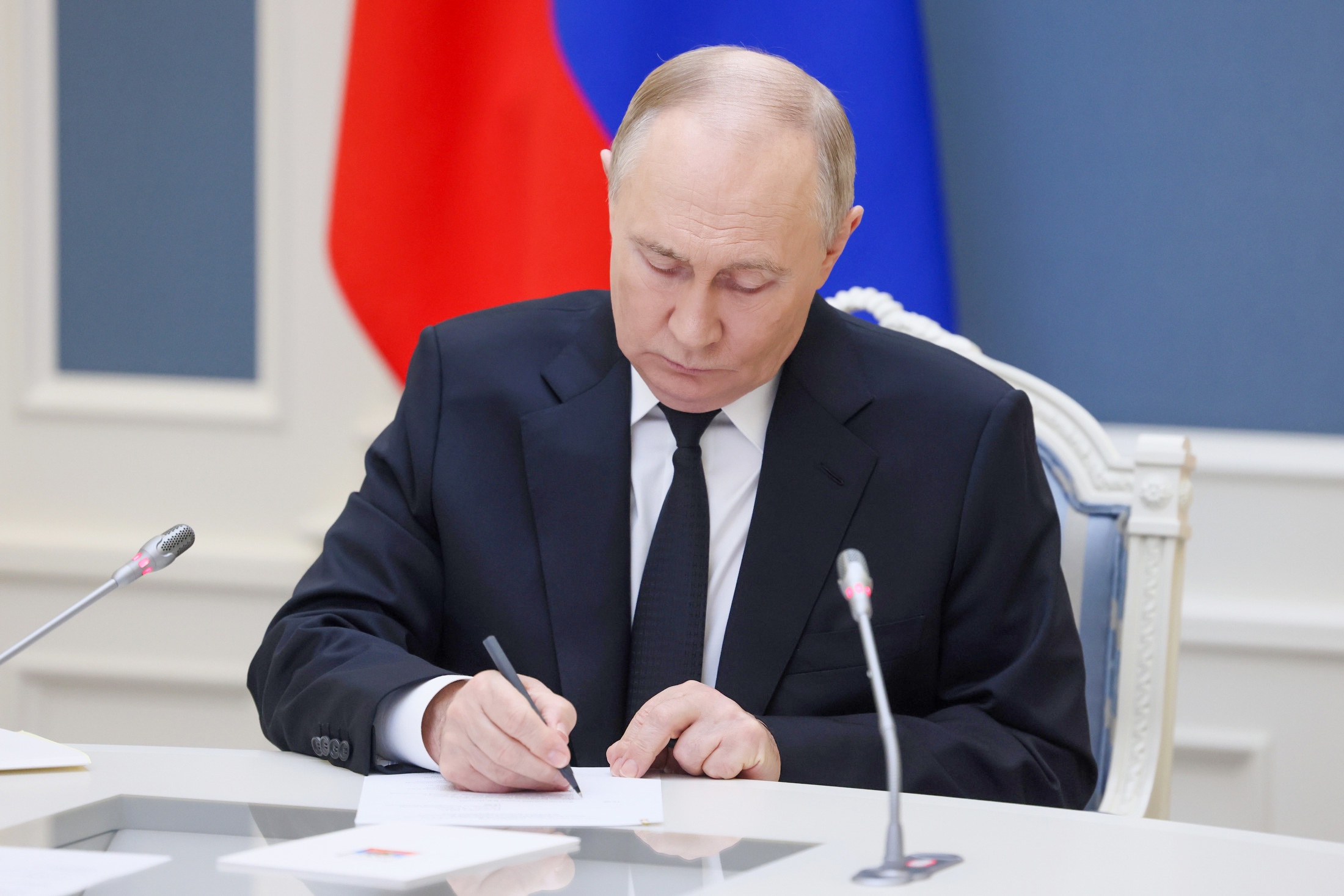 Путин продлил на год срок госслужбы замглавы МИД Сергею Вершинину