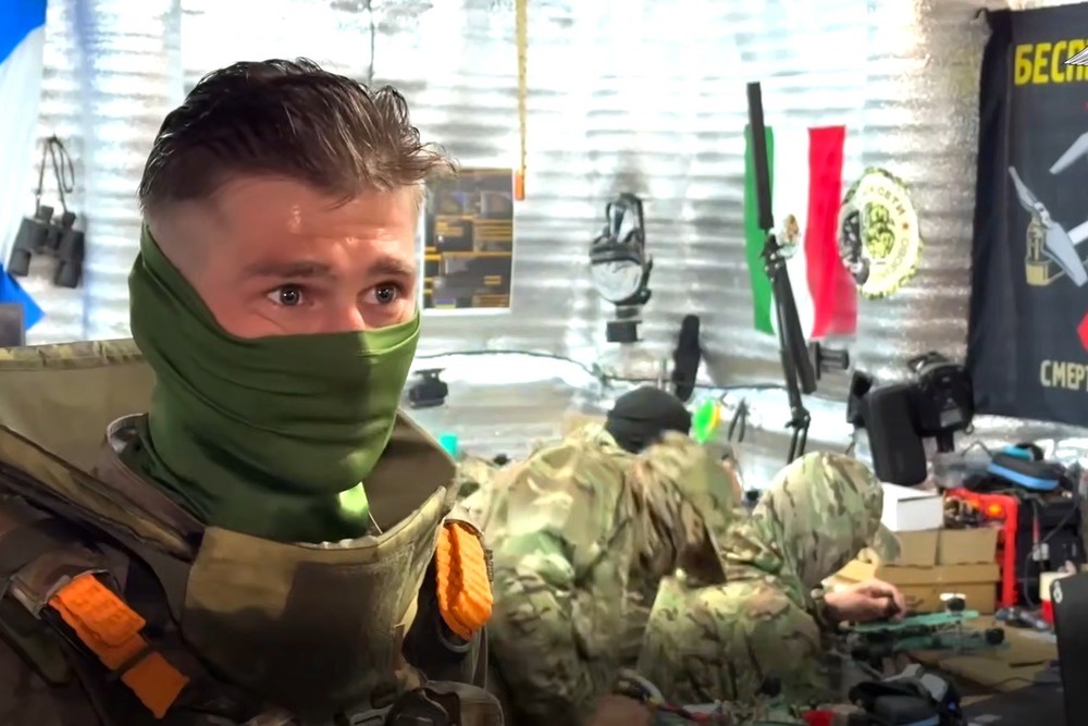 Боец с позывным Ямата - начальник расчета БПЛА 810-й гвардейской бригады морской пехоты (на фото слева). Его подразделение выполняет боевые задачи в Сумской области, пресекает попытки ВСУ подвезти туда технику и личный состав. "Контролируем леса от захода противника. Выявляем, находим. Передвижения фиксируются в первые же минуты. И за 5-10 минут наши "птички" отрабатывают по ВСУ. Идем, двигаемся дальше. У противника же все сложно с обеспечением. Ничего не могут подвезти: ни "птиц", ни людей", - рассказал морпех.