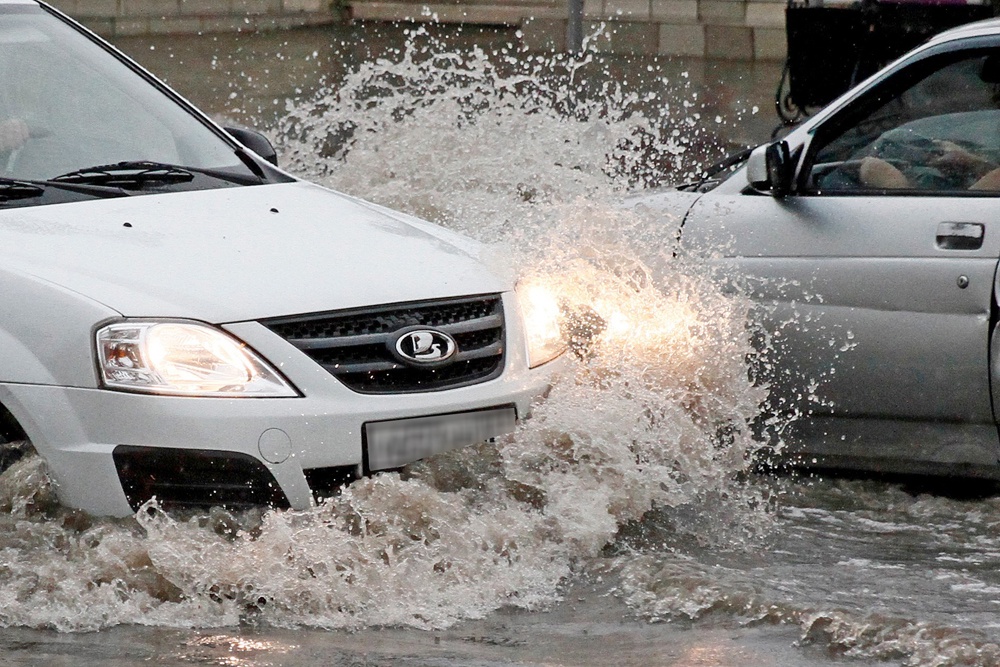 Влетая в лужу на высокой скорости, вы можете оставить в ней свою машину, а заодно и соседнее авто. Влетая в лужу на высокой скорости, вы можете оставить в ней свою машину, а заодно и соседнее авто.