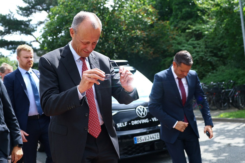 2025 год. Канцлер Мерц считает себя защитником Европы от России.