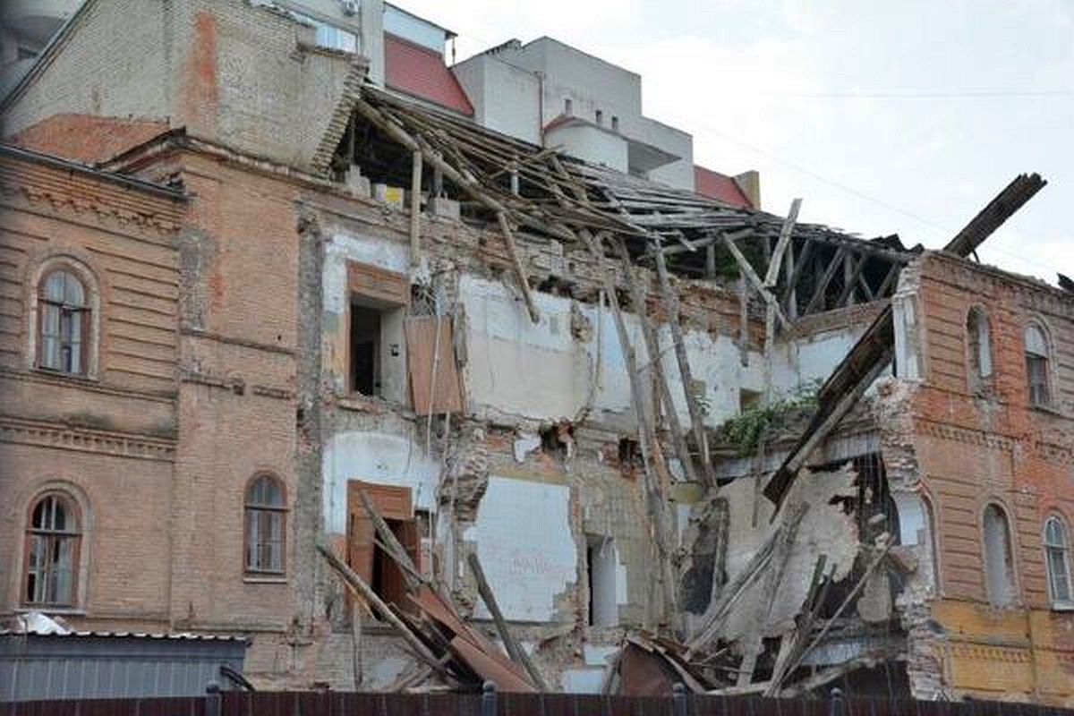 На казарме рухнули крыша и фасад; обломки повредили забор и часть обшивки. На казарме рухнули крыша и фасад; обломки повредили забор и часть обшивки.