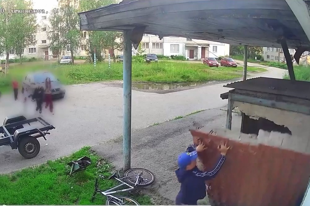 В Ярославской области начали проверку после видео с ребенком на крыльце