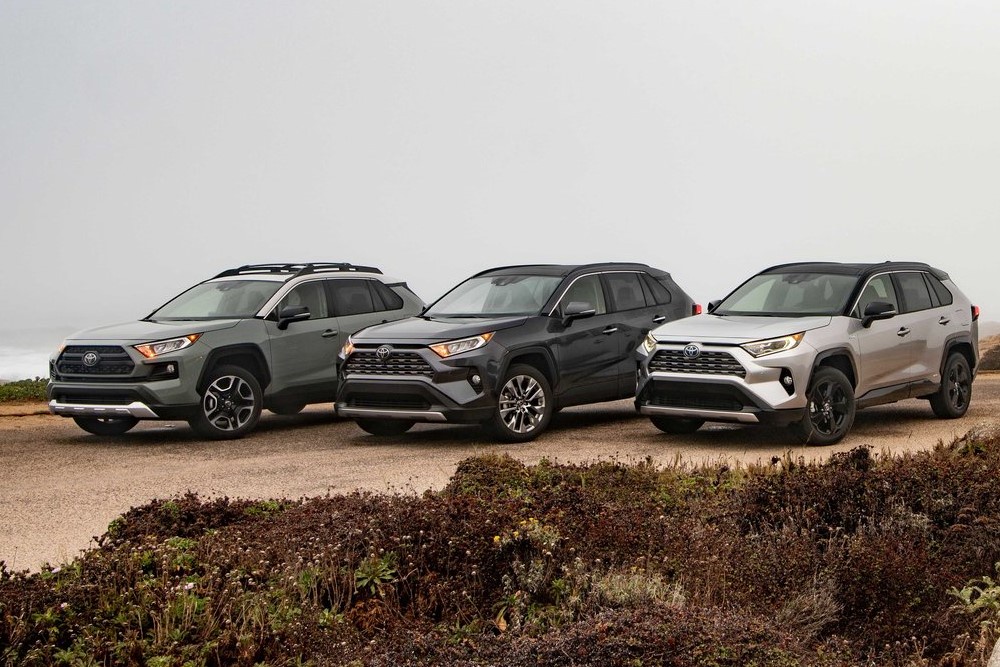 Надежный кроссовер от 2,2 млн рублей: в РФ возобновили продажи Toyota RAV4