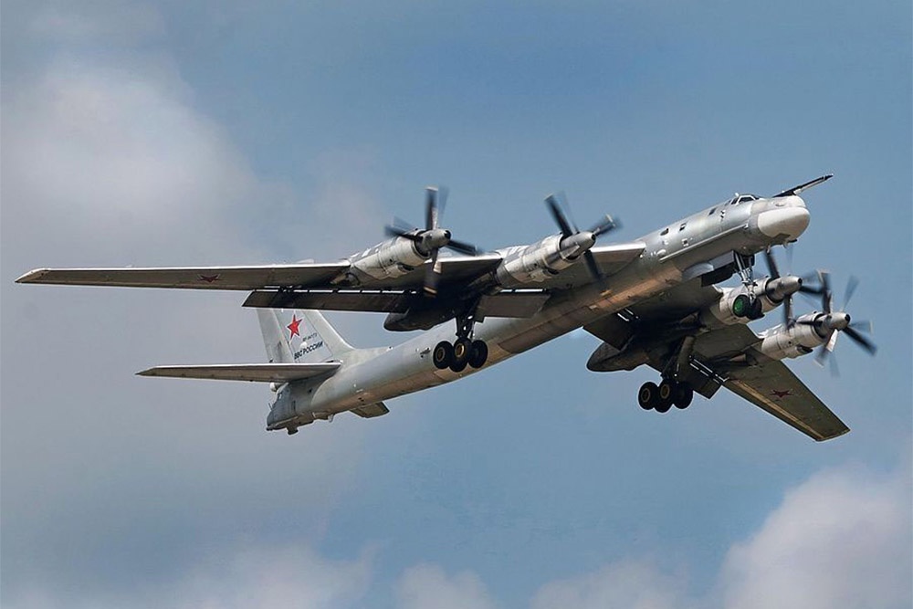 Ракетоносцы Ту-95МС ВКС России выполнили полет над водами Берингова моря