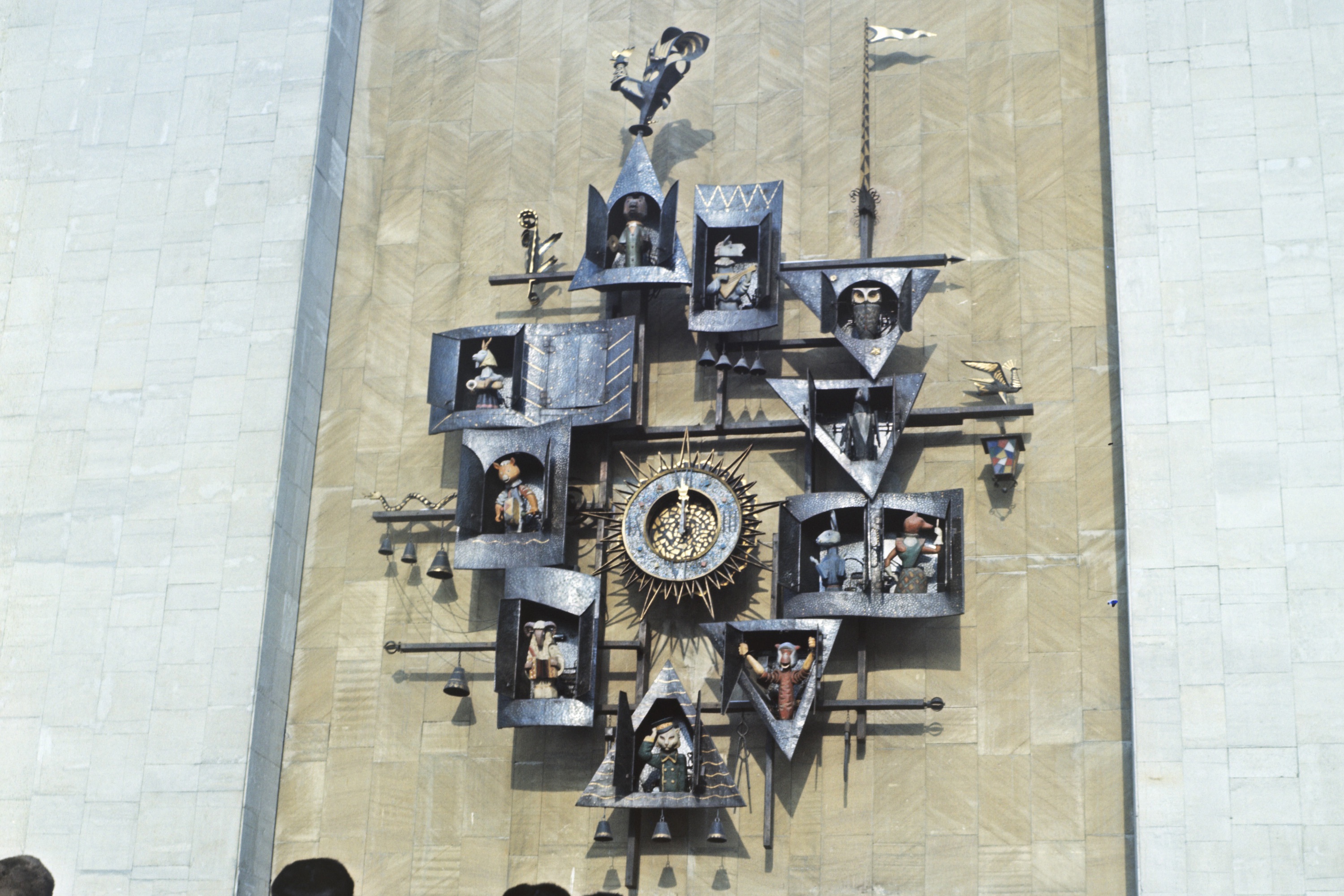 Так выглядели часы до демонтажа. В самом низу - фигурка кота.