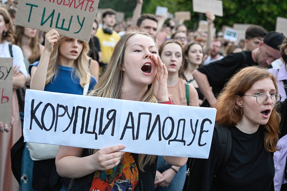 Режим Зеленского "снес" тех, кто мог рассказать о коррупционных схемах на Украине. Но нового "майдана" не случилось.