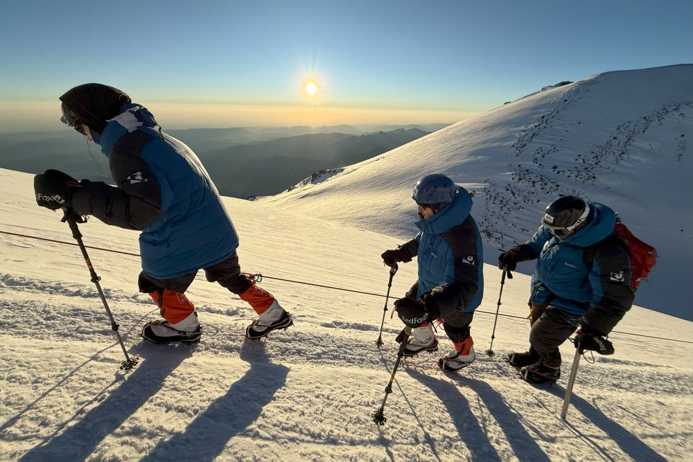 Группа ветеранов СВО на протезах ног поднялась на Эльбрус.