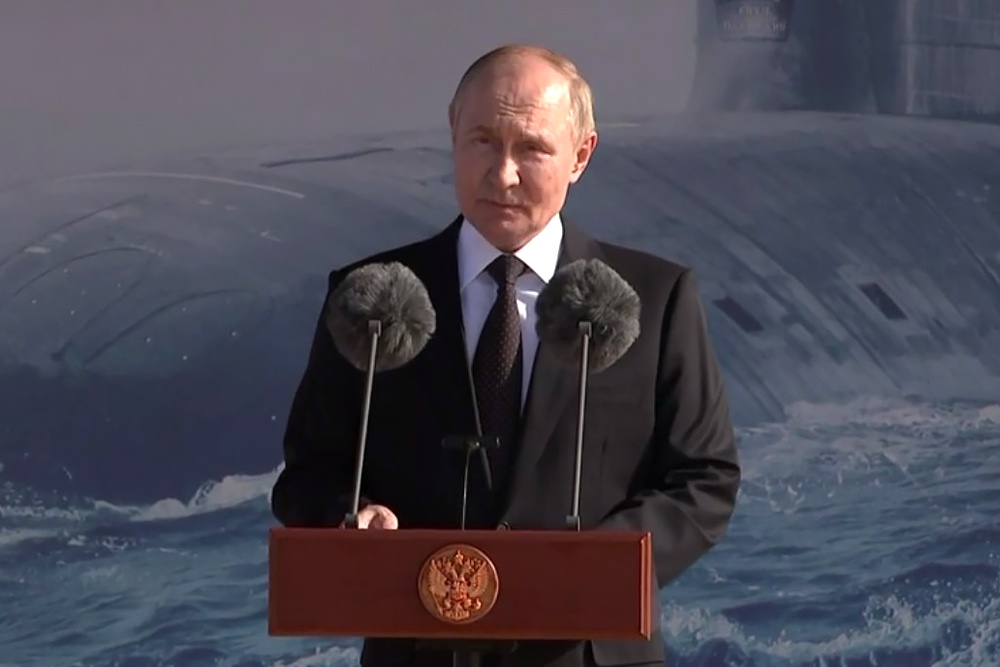 Путин принял участие в церемонии поднятия флага на крейсере "Князь Пожарский"