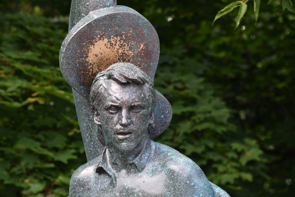 Памятник Высоцкому на Ваганьковском кладбище.