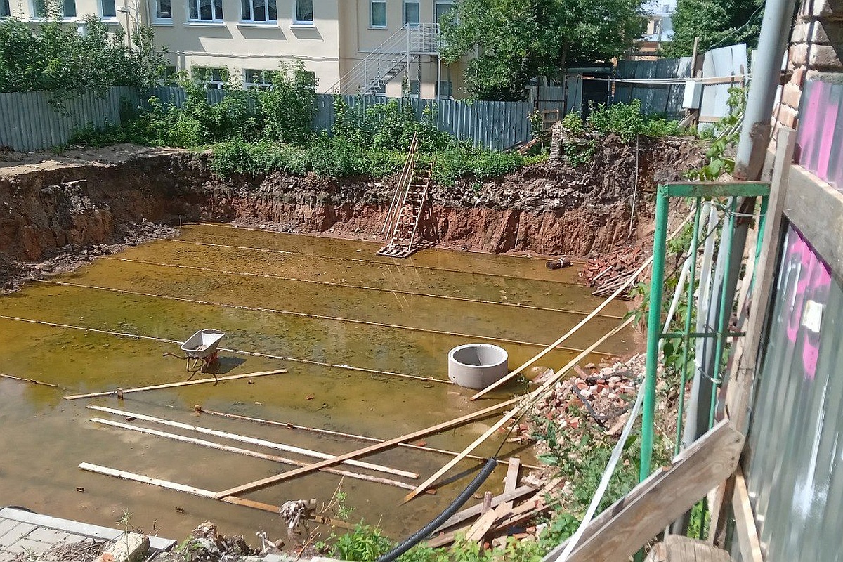 Огромная яма под фундамент еще неутвержденной новостройки на старейшей улице Калуги. Огромная яма под фундамент еще неутвержденной новостройки на старейшей улице Калуги.