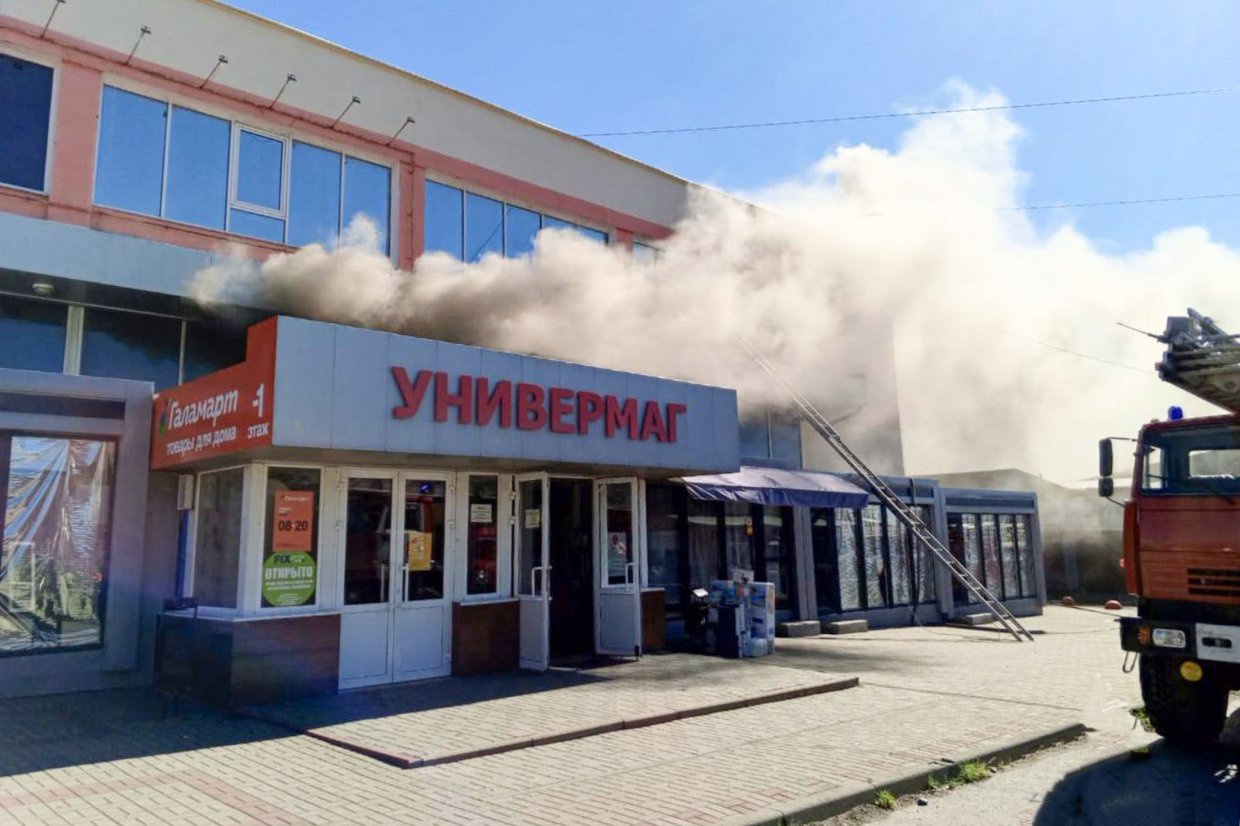 МЧС: При тушении торгового центра в Новошахтинске погиб пожарный