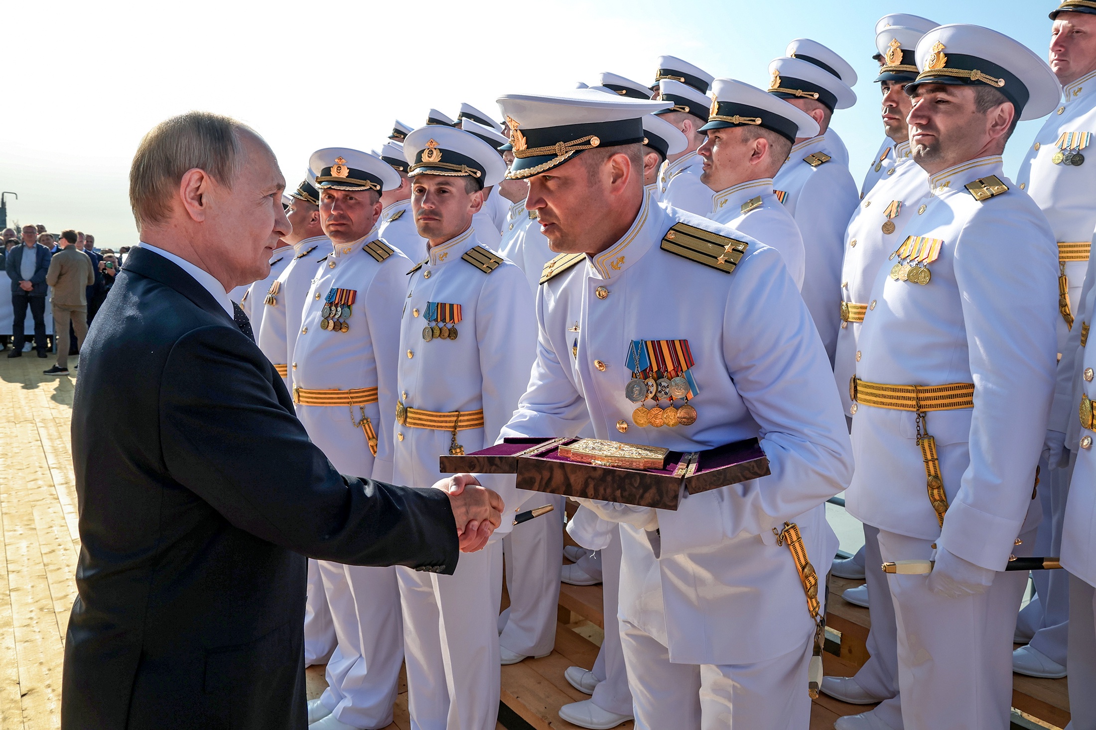 Президент РФ Владимир Путин принял участие в церемонии поднятия флага над атомным подводным ракетоносцем "Князь Пожарский" в Северодвинске.