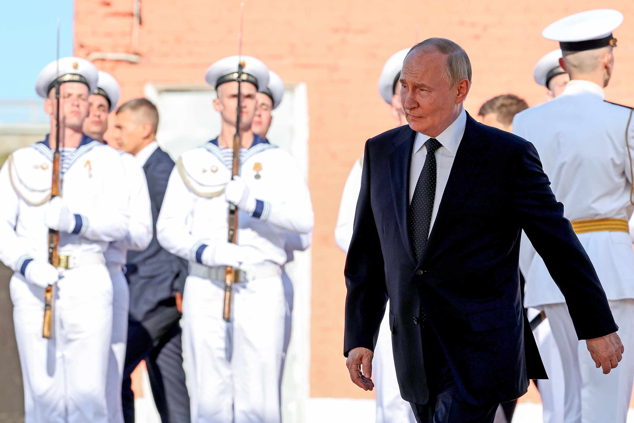 Владимир Путин принял участие в церемонии поднятия флага над атомным подводным ракетоносцем "Князь Пожарский" в Северодвинске.