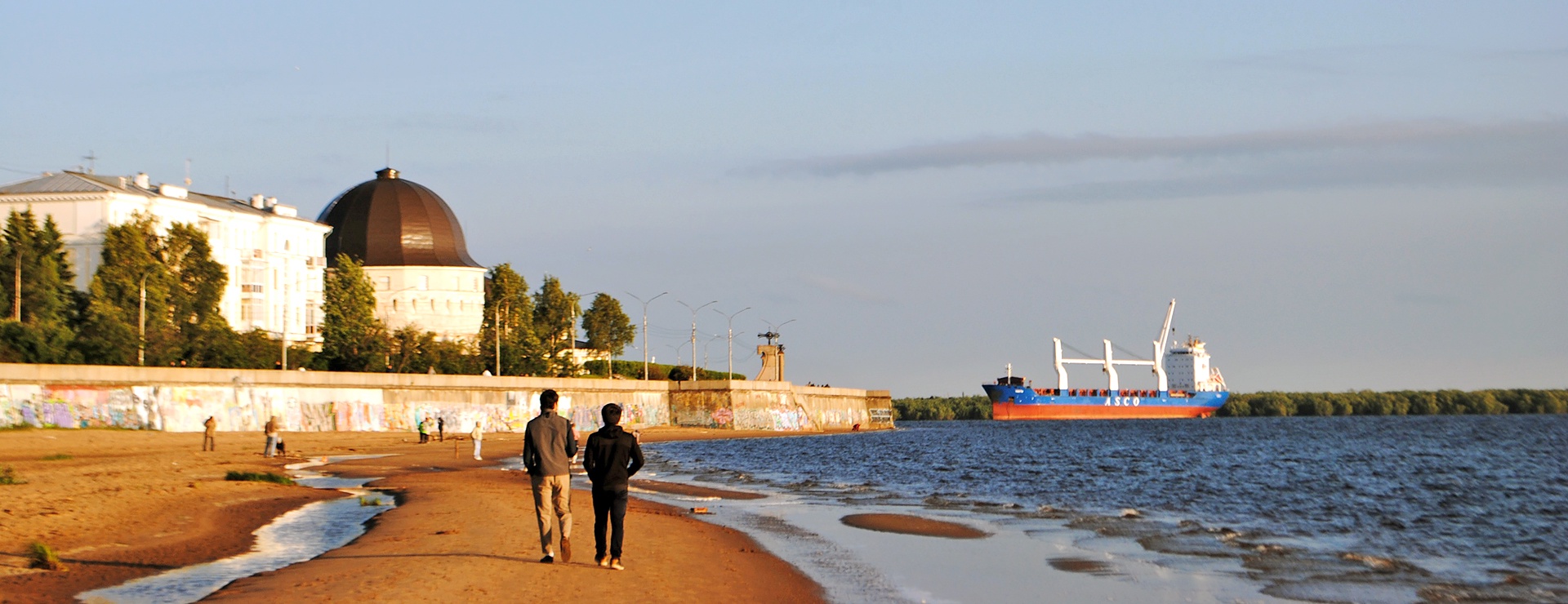 Истина - в Двине. С берега Северной Двины открывается вид на мыс Пур-Наволок, здесь в 1584 году был основан Архангельск, отсюда он стал расти.
