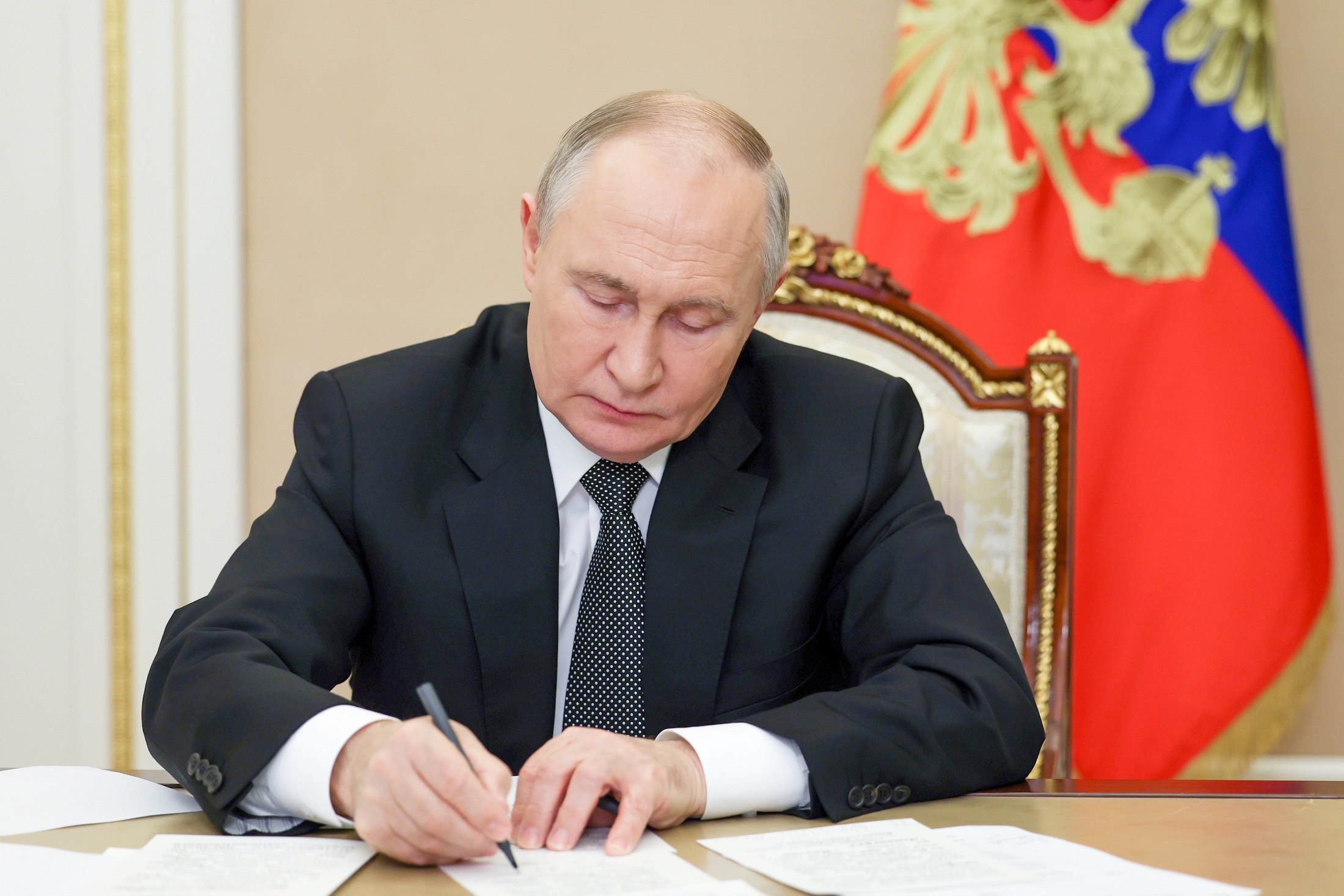Путин разрешил гражданам Молдавии до октября 2026 года работать в РФ без патента