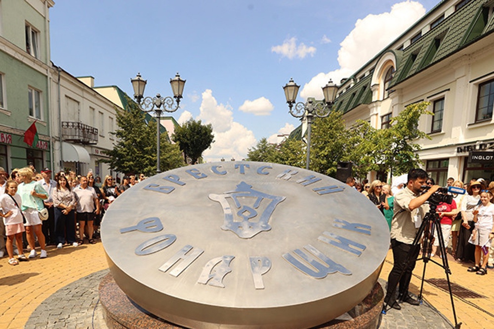Трехметровая пуговица легендарного фонарщика украсила улицу Бреста