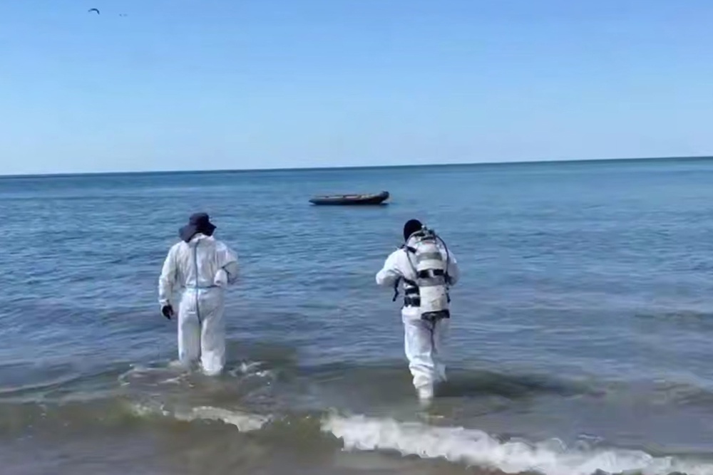 Со дня моря в Анапе подняли еще 266 мешков с мазутом