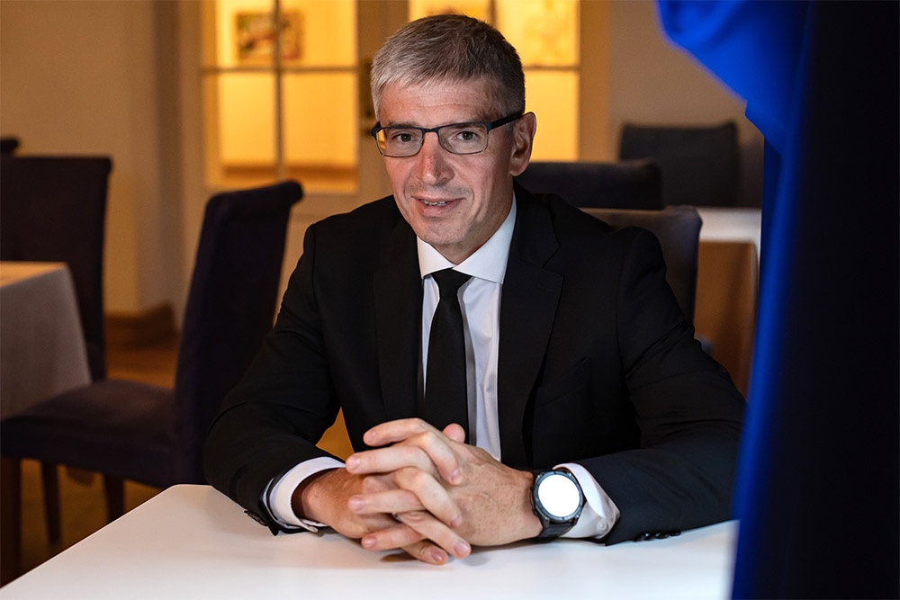 Алексей Фурсин: Больше 280 премьер поставили в этом сезоне московские театры, и каждая из них всегда испытание: что скажет зритель?