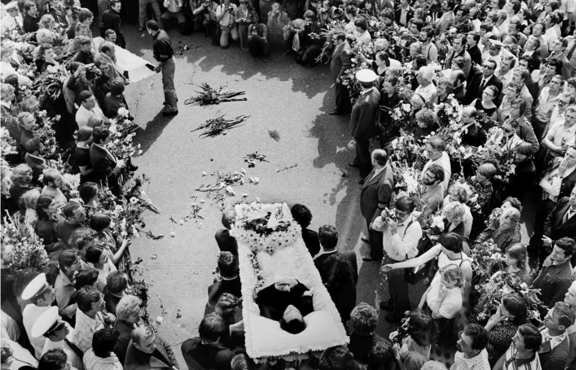 Прощание с Владимиром Высоцким возле Театра на Таганке 28 июля 1980 года.