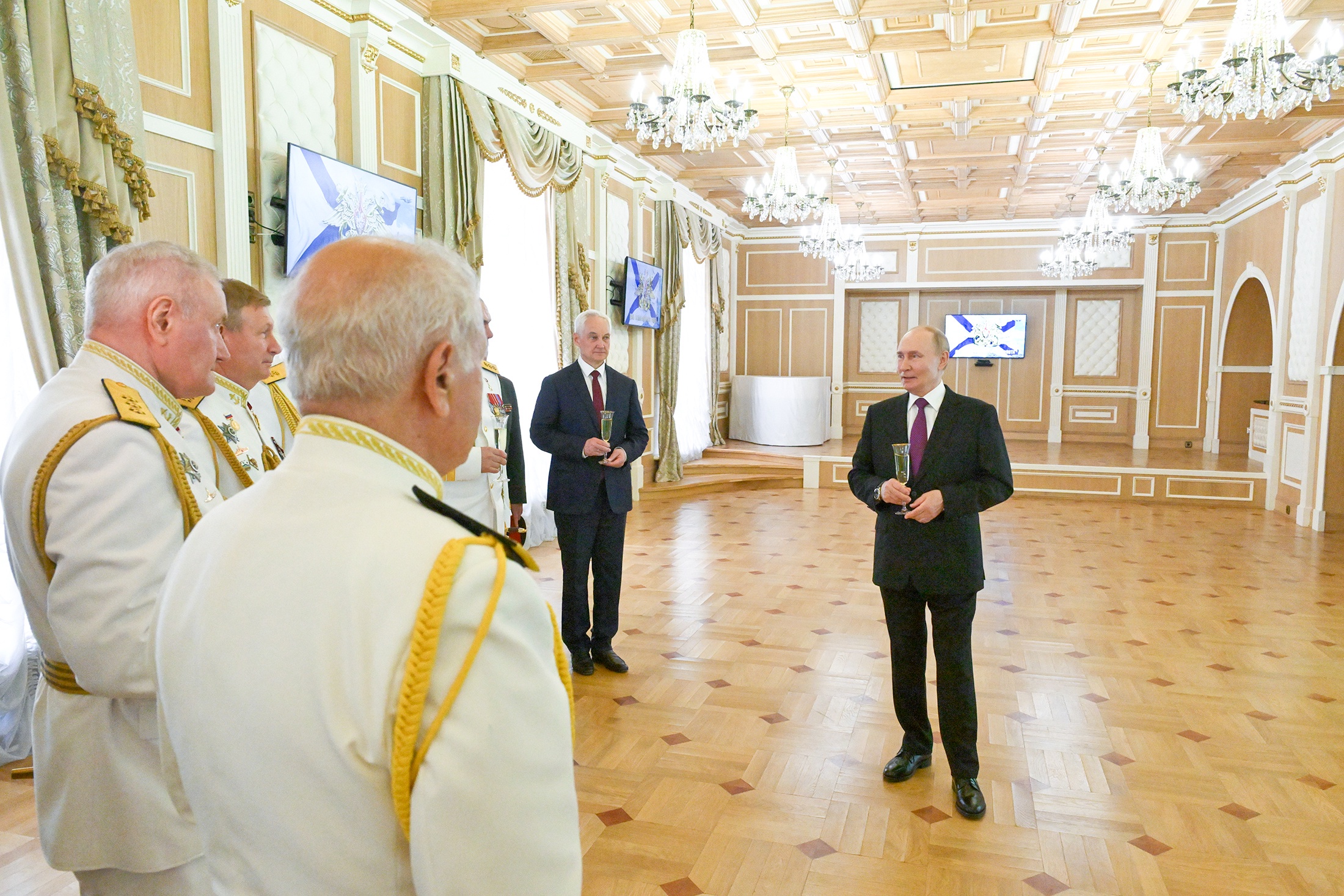 Верховный главнокомандующий ВС РФ поздравил офицеров флота в Главном Адмиралтействе.