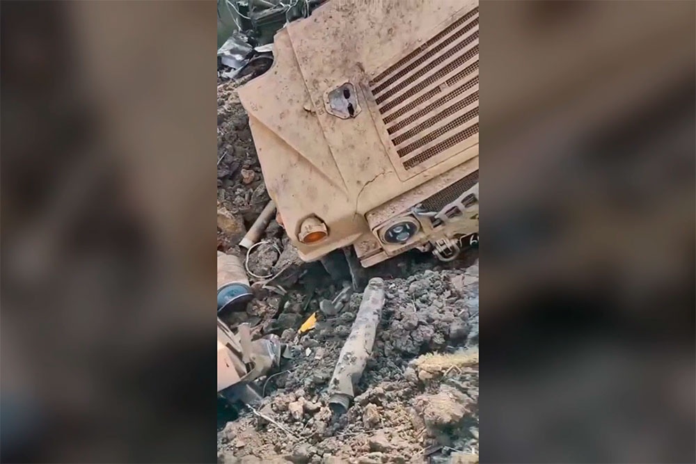 Взрыв разобрал американский бронированный Humvee на части