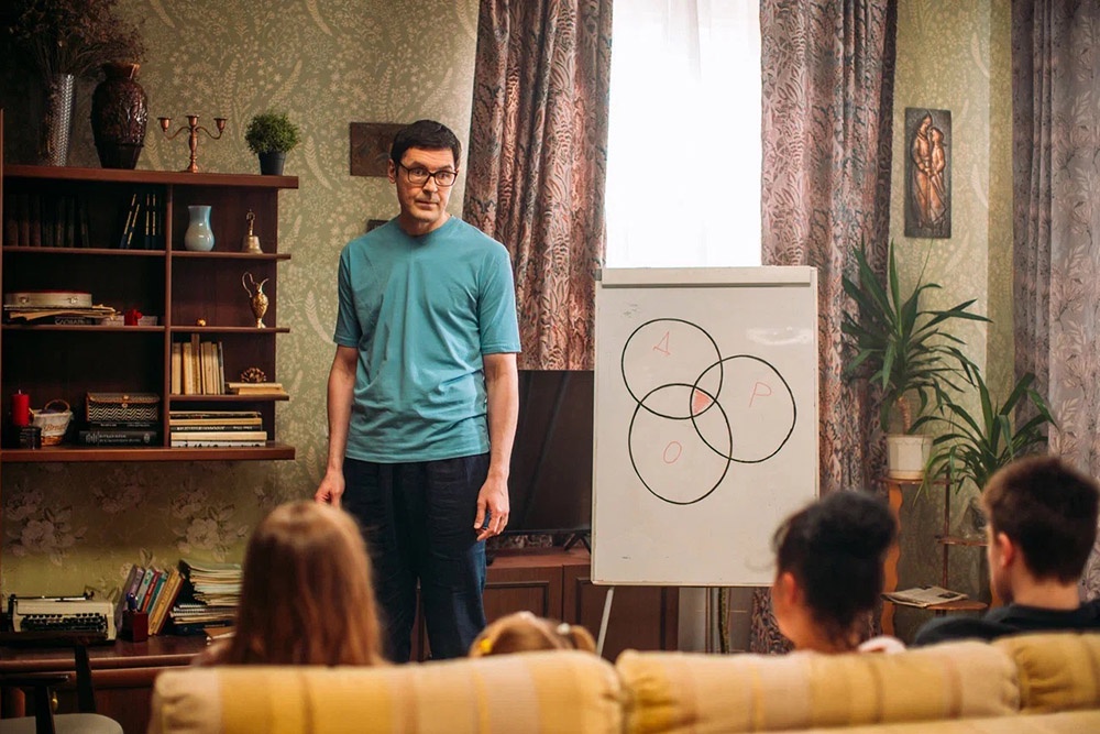 На телевидении выходит сериал "Миллиард проблем" - о семье, выигравшей миллиард