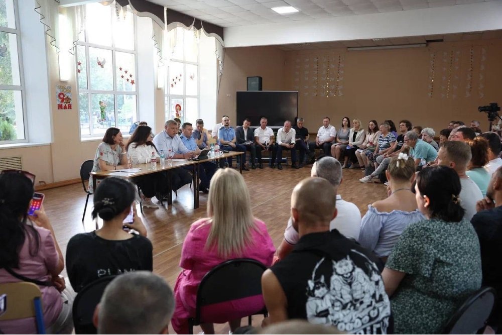 В Астрахани губернатор Астраханской области Игорь Бабушкин провел встречу с жильцами обрушенной пятиэтажки