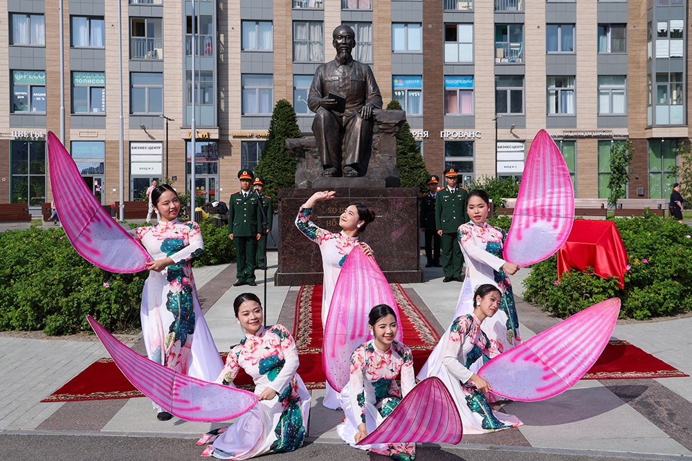 В Петербурге открыли площадь Хошимина в честь первого президента Вьетнама