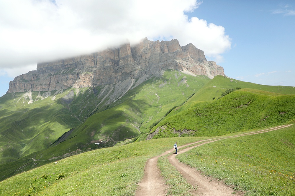 Увидеть гору Метеген, напоминающую средневековый замок, непросто, придется больше часа трястись по каменистой дороге. Но красота этих мест того стоит.