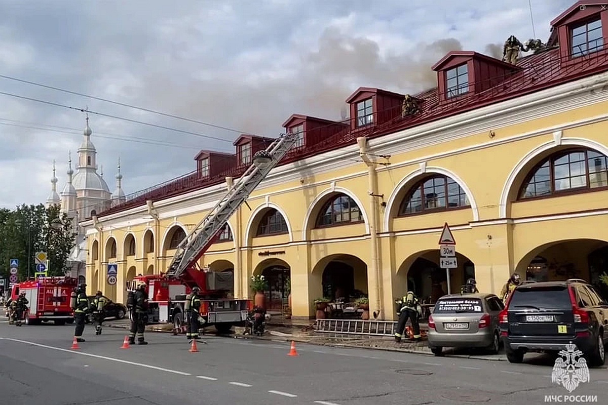 Кровлю Андреевского двора в Петербурге тушат пожарные. Кровлю Андреевского двора в Петербурге тушат пожарные.