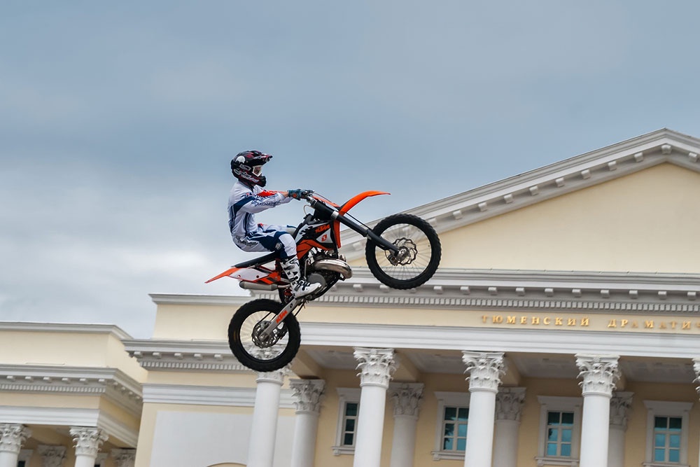 В центре Тюмени запретили ездить на мотоциклах по ночам