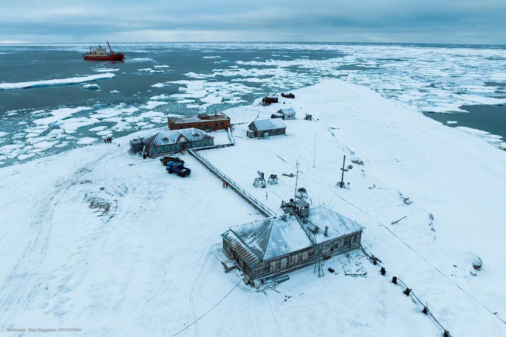 Полярники долгое время живут в сложных условиях, и если новые вирусы появятся, то ударят прежде всего по ним. 