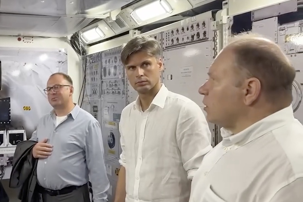 Глава "Роскосмоса" Дмитрий Баканов посетил ЦУП в Хьюстоне, где встретился с российскими специалистами.