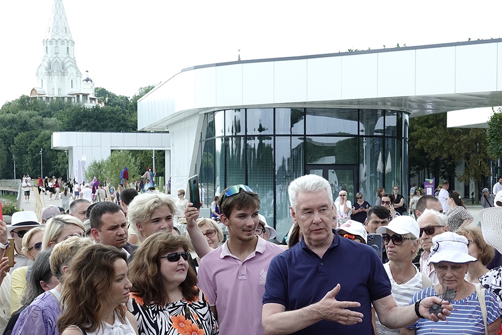 Результаты и планы дальнейшего благоустройства "Коломенского" Сергей Собянин обсудил с его посетителями и завсегдатаями.