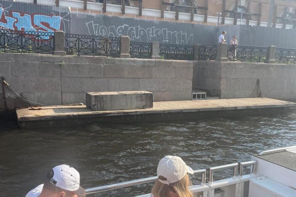В Петербурге на Мойке незаконно установили понтонный причал