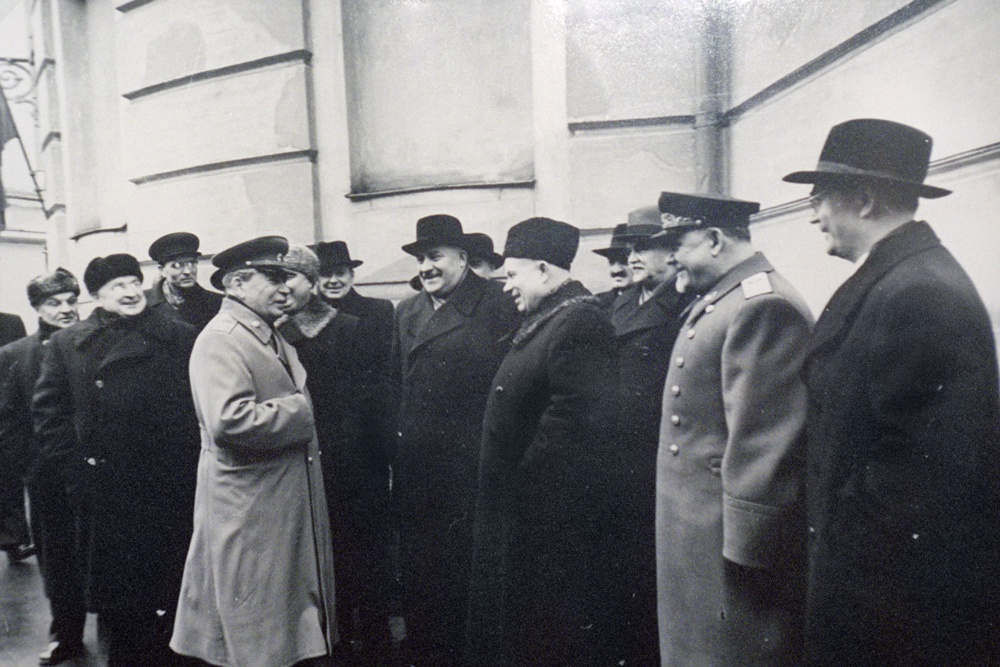 Первомай 1950-го года. Николай Булганин - второй справа, Сталин - в центре в серой шинели