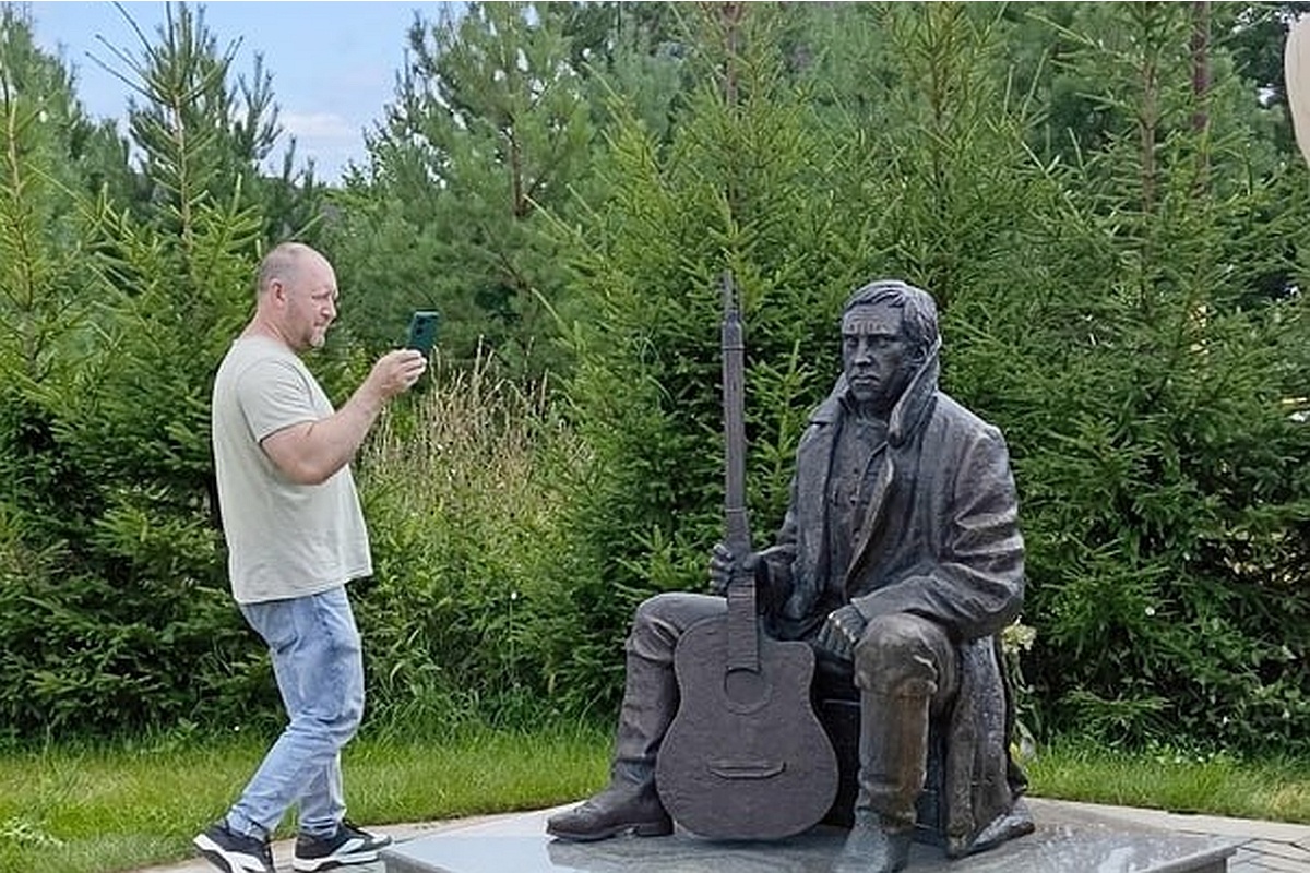 Высоцкий на сельском памятнике предстает в образе поручика Брусенцова из фильма "Служили два товарища".
