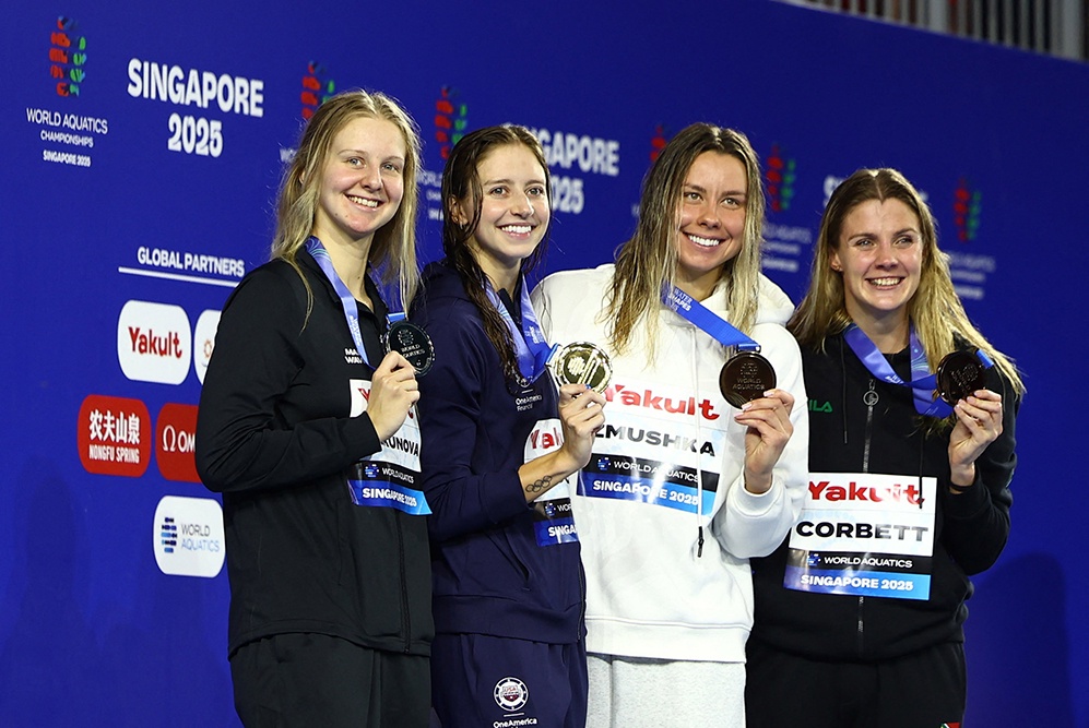 Евгения Чикунова (слева) завоевала серебро чемпионата мира на дистанции 200 метров брассом