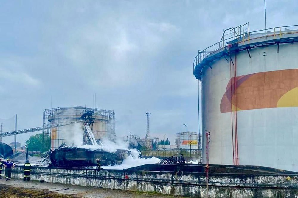 В Сочи полностью потушили пожар не нефтебазе после атаки БПЛА