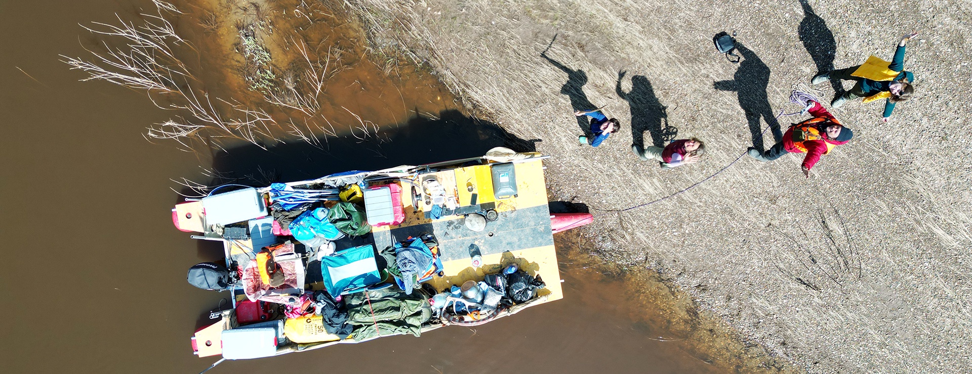 Погрузив на тримаран все необходимое, отважные путешественники отправились в путь.