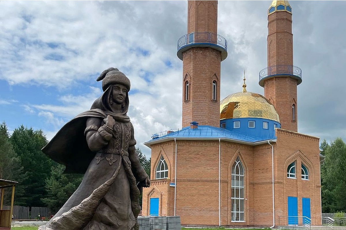 Скульптура простояла чуть более месяца. Скульптура простояла чуть более месяца.