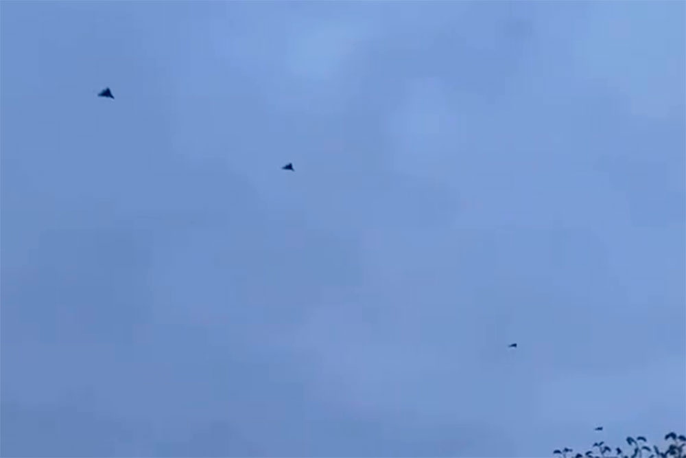 Появилось видео пролета группы из семи "Гераней"