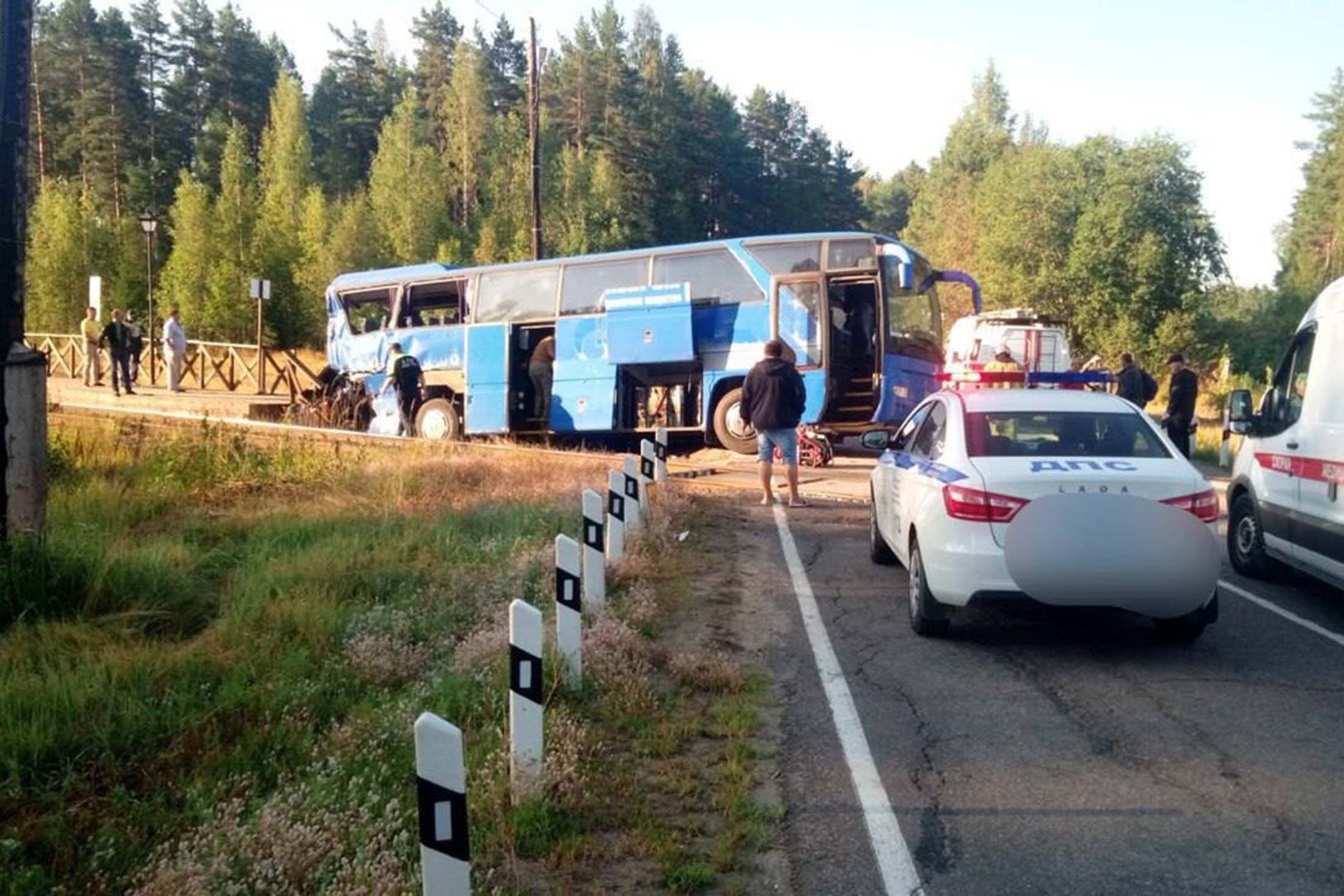 Паломников из автобуса, столкнувшегося с поездом, поселили в обители Ленобласти