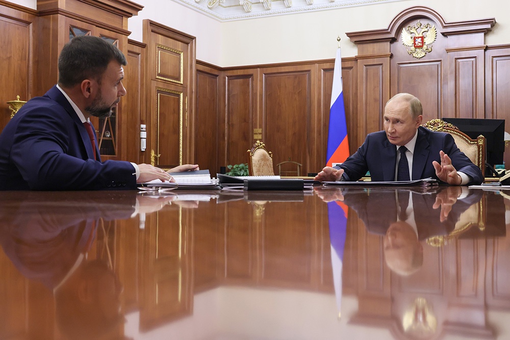 Владимир Путин обсудил с Денисом Пушилиным ситуацию в ДНР